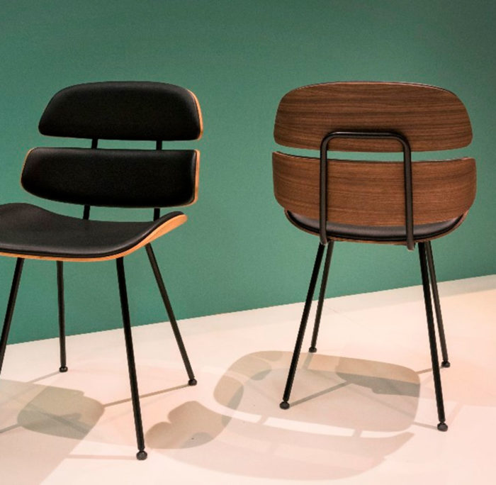 Produktbild, ek-stolar med svart lädersits