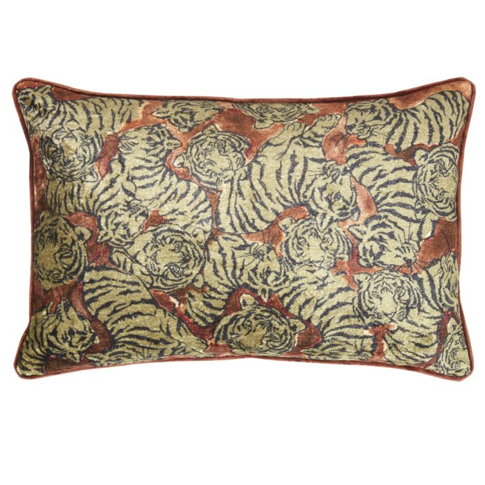 Produktbild, brunröd kudde med tigermönster.