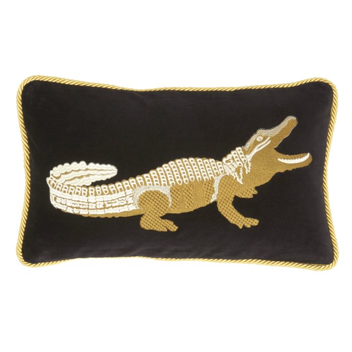 Produktbild, svart kudde med broderad krokodil i guld.